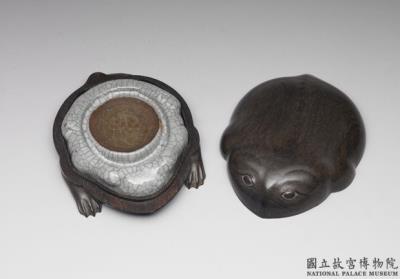 图片[3]-Toad-shaped porcelain inkstone in Ge-ware glaze, Ming dynasty (1368-1644)-China Archive